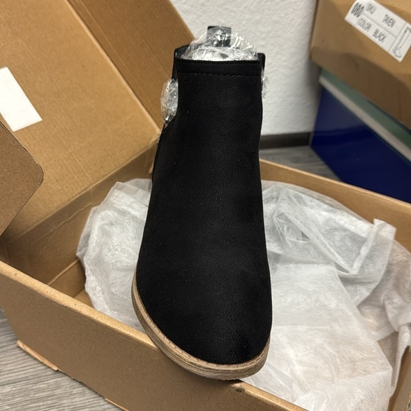 JOURNEE COLLECTION RIMI BLOCK HEELED BOOTIES IN FAUX SUEDE - Picture 5 of 9